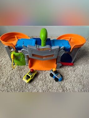 NEW Hot Wheels Little People Orange & Blue Racing Play Garage with Two Toy Cars